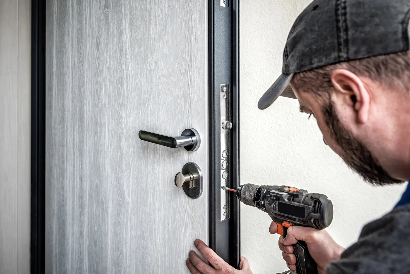 Renfort d'acier posé sur une porte d'entrée de propriété à Vaucresson